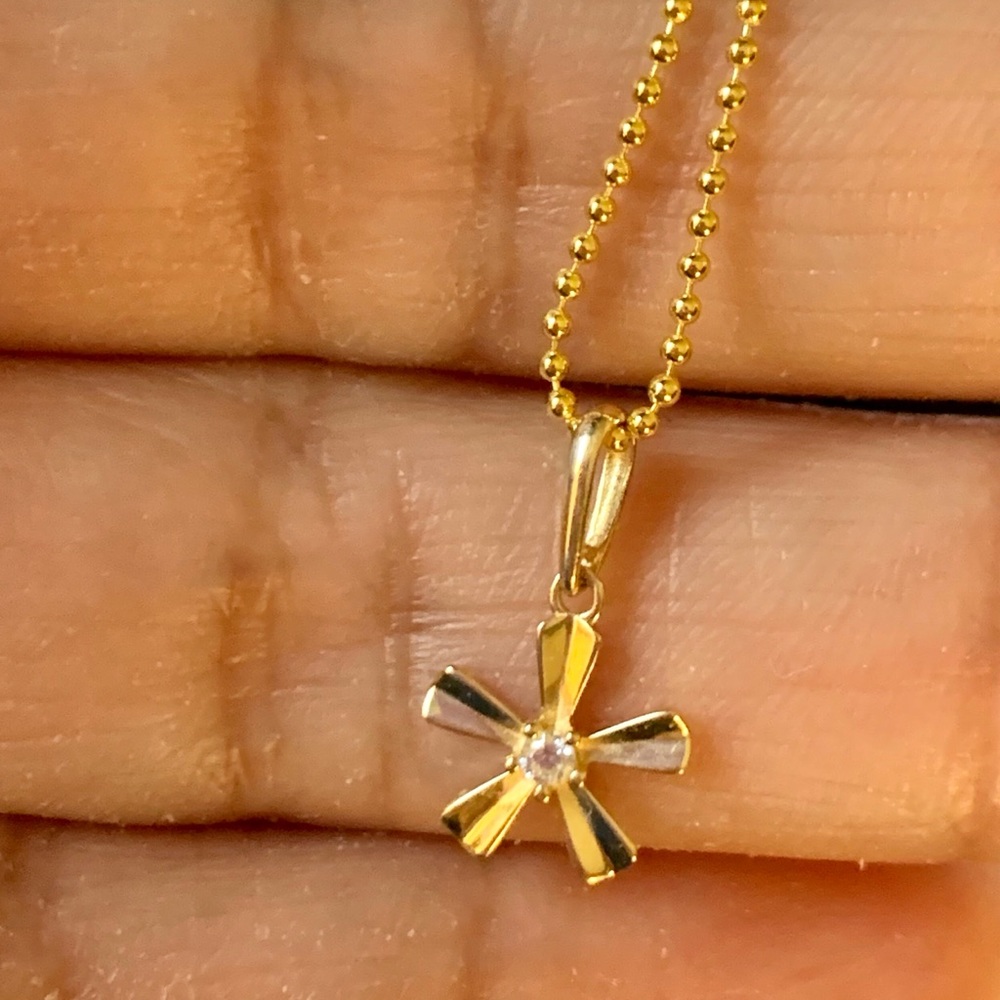 14k gold Marguerite  flower pendant